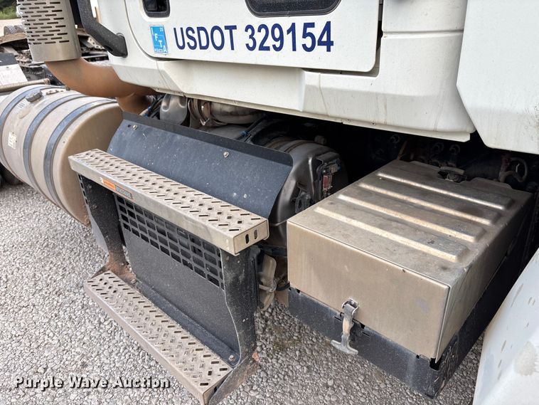 image for item DT3347 2022 Mack Pinnacle semi truck