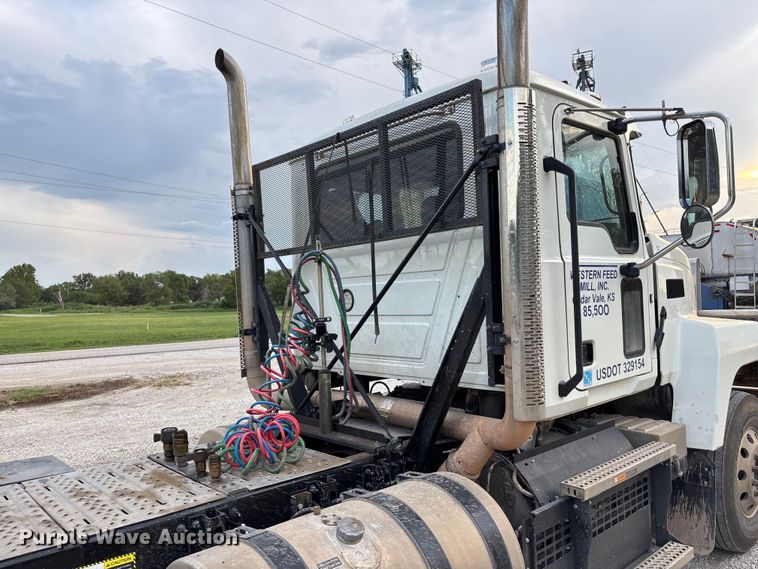 image for item DT3347 2022 Mack Pinnacle semi truck