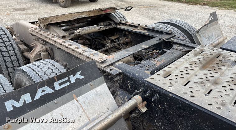 image for item DT3347 2022 Mack Pinnacle semi truck