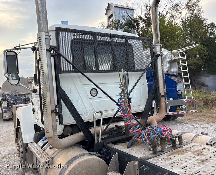 image for item DT3347 2022 Mack Pinnacle semi truck