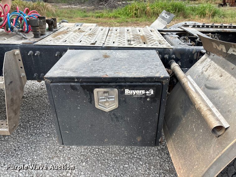 image for item DT3347 2022 Mack Pinnacle semi truck