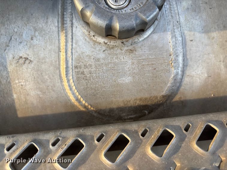 image for item DT3347 2022 Mack Pinnacle semi truck