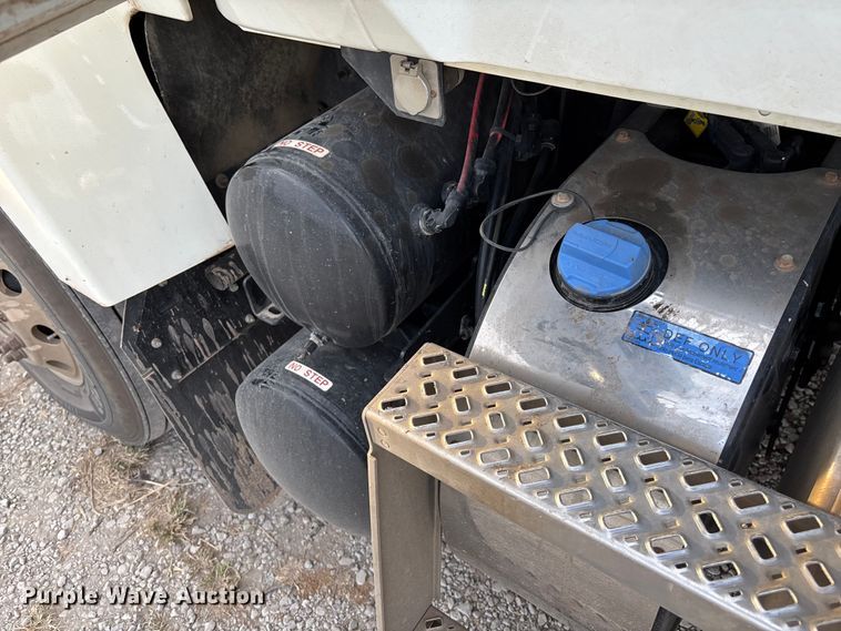 image for item DT3347 2022 Mack Pinnacle semi truck