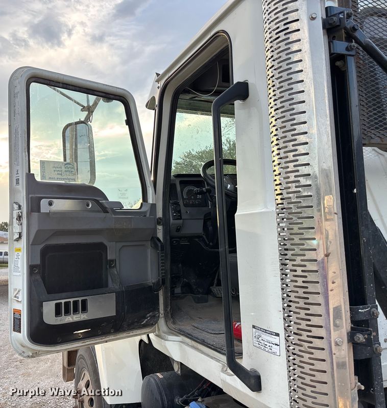 image for item DT3347 2022 Mack Pinnacle semi truck