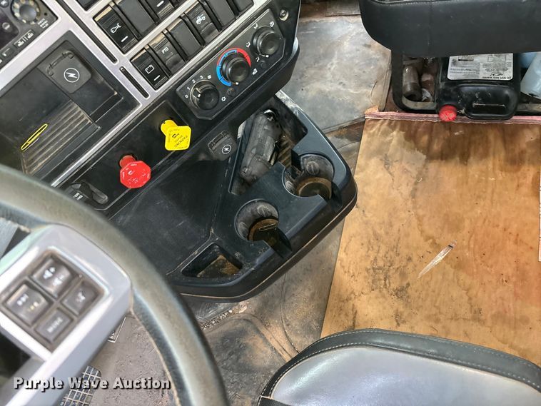 image for item DT3347 2022 Mack Pinnacle semi truck