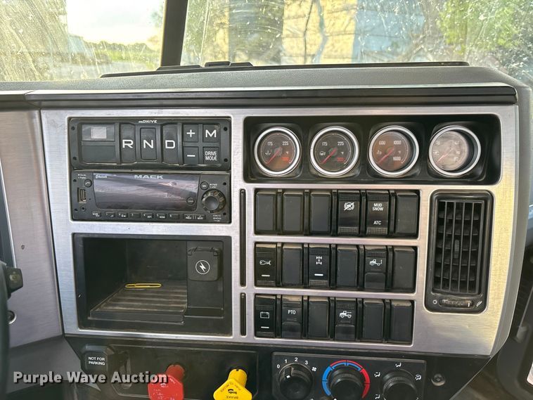 image for item DT3347 2022 Mack Pinnacle semi truck