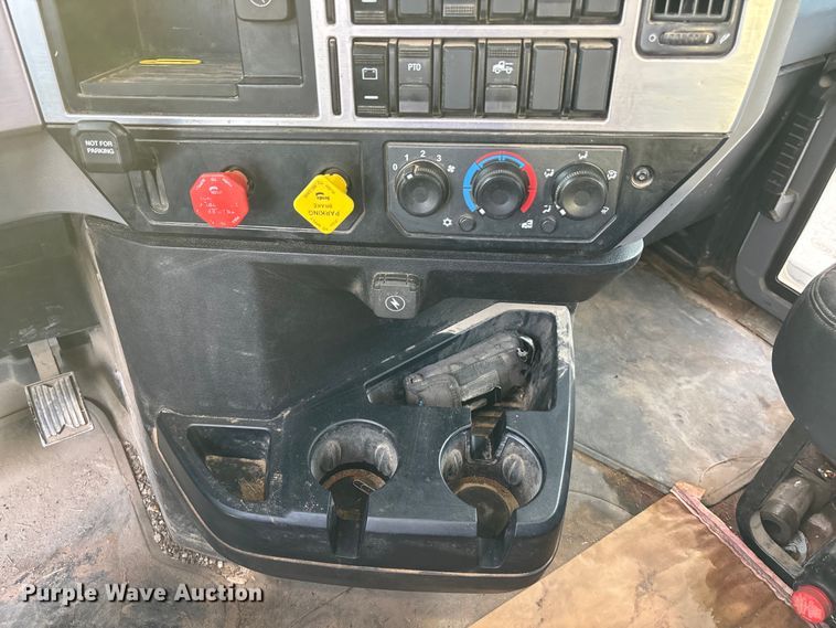 image for item DT3347 2022 Mack Pinnacle semi truck