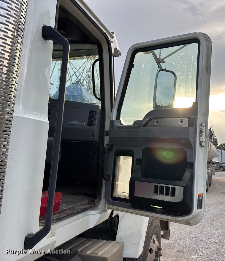 image for item DT3347 2022 Mack Pinnacle semi truck