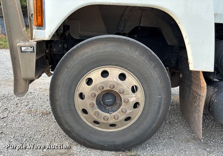 image for item DT3347 2022 Mack Pinnacle semi truck