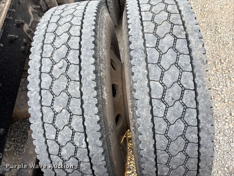 image for item DT3347 2022 Mack Pinnacle semi truck