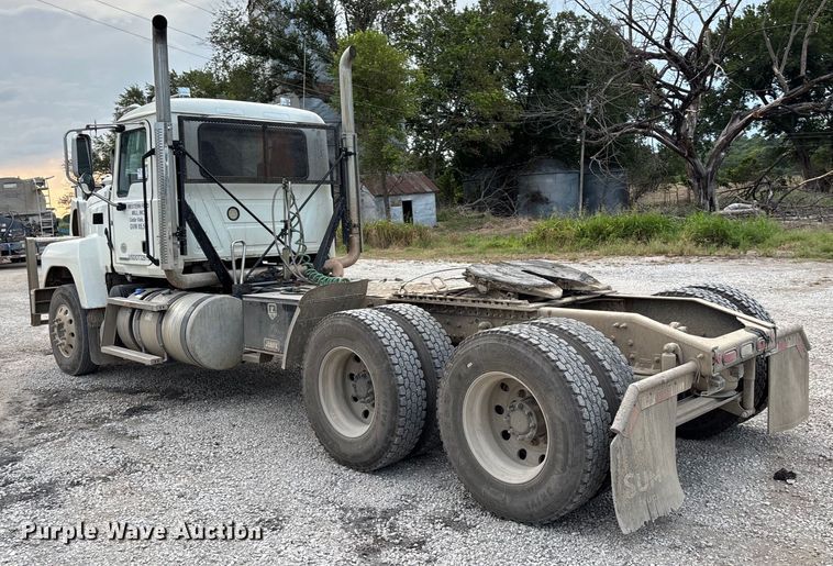 image for item DT3348 2020 Mack Pinnacle semi truck