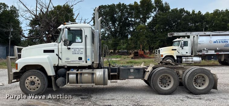 image for item DT3348 2020 Mack Pinnacle semi truck