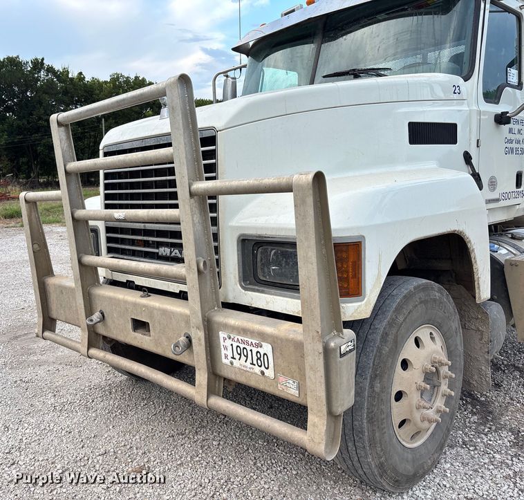 image for item DT3348 2020 Mack Pinnacle semi truck