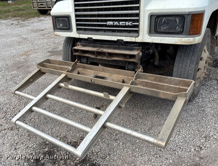 image for item DT3348 2020 Mack Pinnacle semi truck