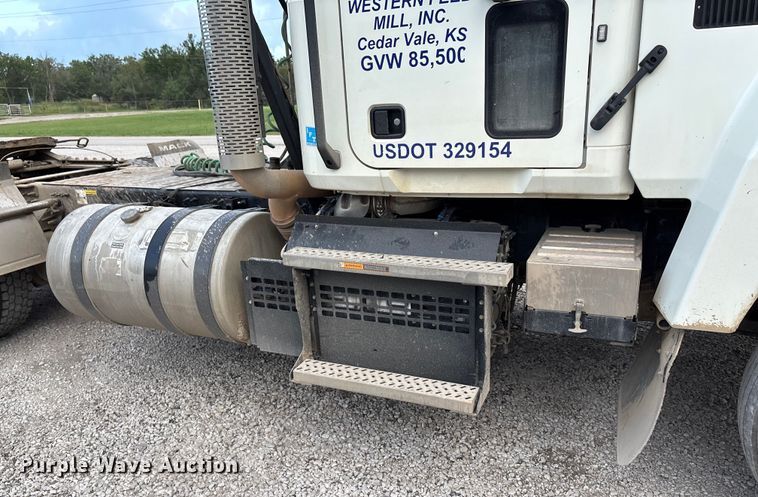 image for item DT3348 2020 Mack Pinnacle semi truck