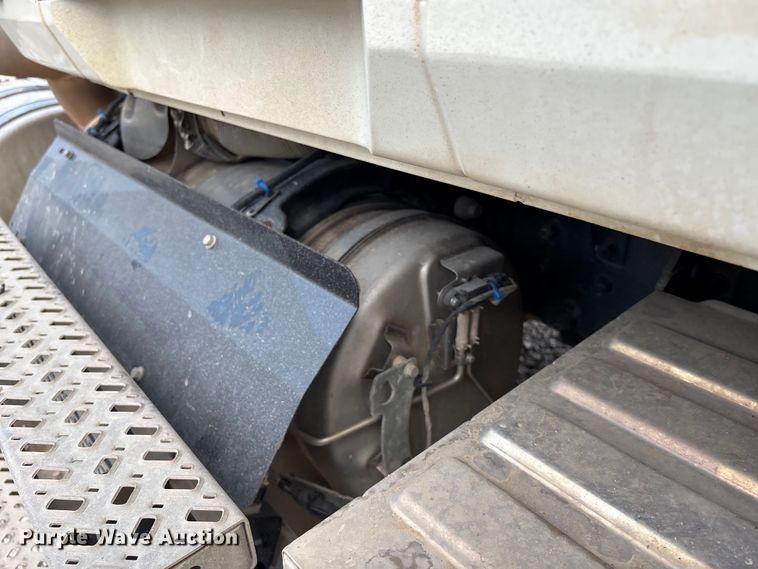 image for item DT3348 2020 Mack Pinnacle semi truck