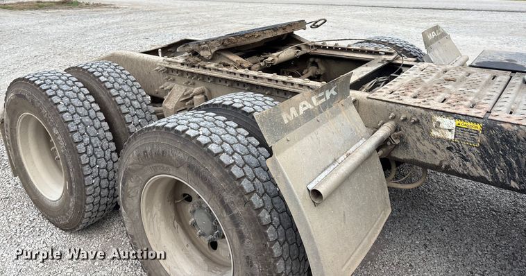 image for item DT3348 2020 Mack Pinnacle semi truck