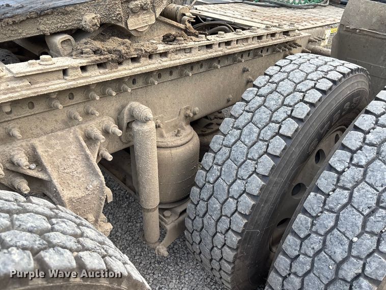 image for item DT3348 2020 Mack Pinnacle semi truck