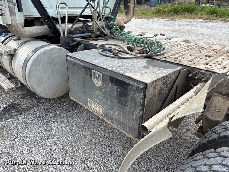 image for item DT3348 2020 Mack Pinnacle semi truck