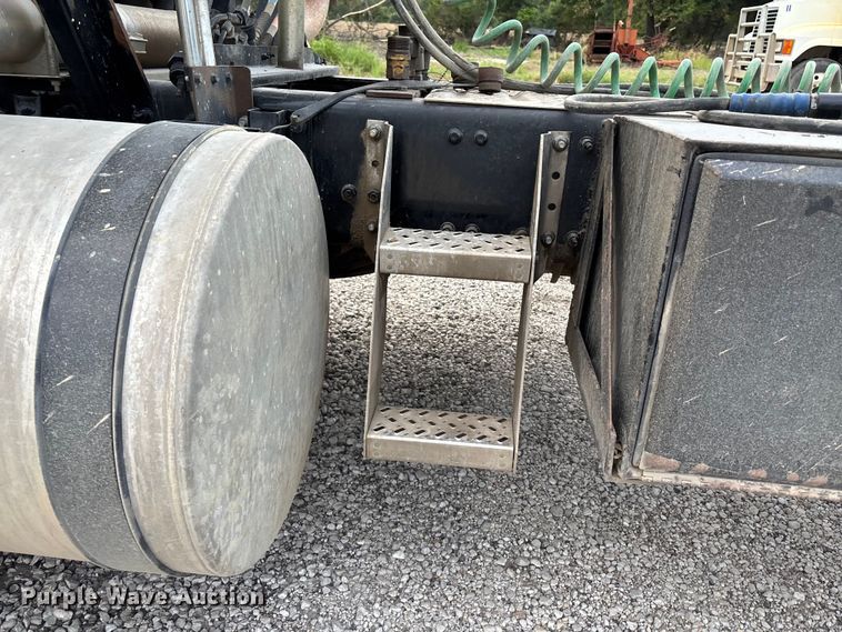 image for item DT3348 2020 Mack Pinnacle semi truck