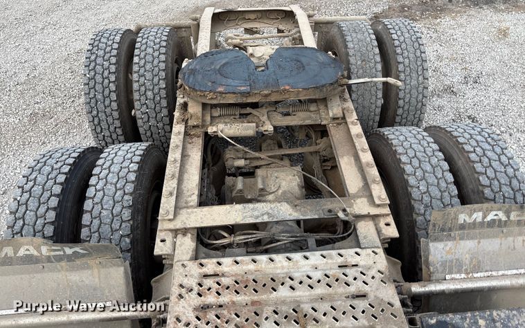 image for item DT3348 2020 Mack Pinnacle semi truck