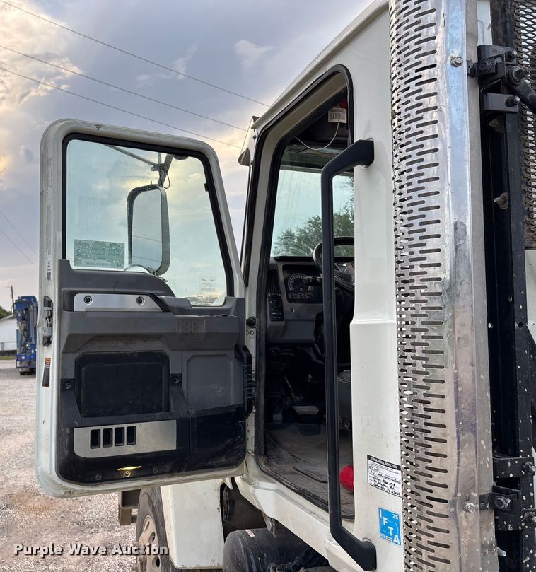 image for item DT3348 2020 Mack Pinnacle semi truck