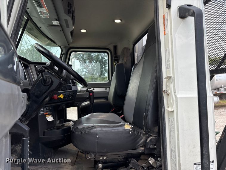 image for item DT3348 2020 Mack Pinnacle semi truck