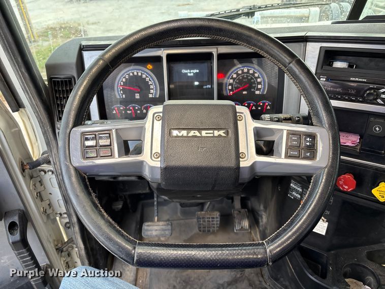 image for item DT3348 2020 Mack Pinnacle semi truck