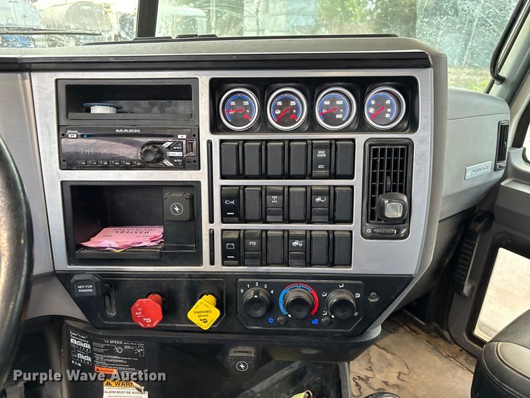 image for item DT3348 2020 Mack Pinnacle semi truck