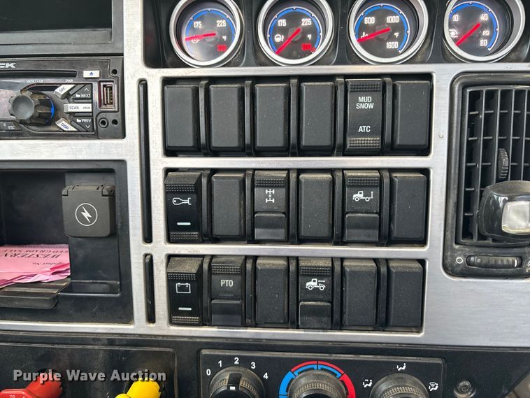 image for item DT3348 2020 Mack Pinnacle semi truck