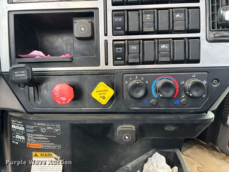 image for item DT3348 2020 Mack Pinnacle semi truck