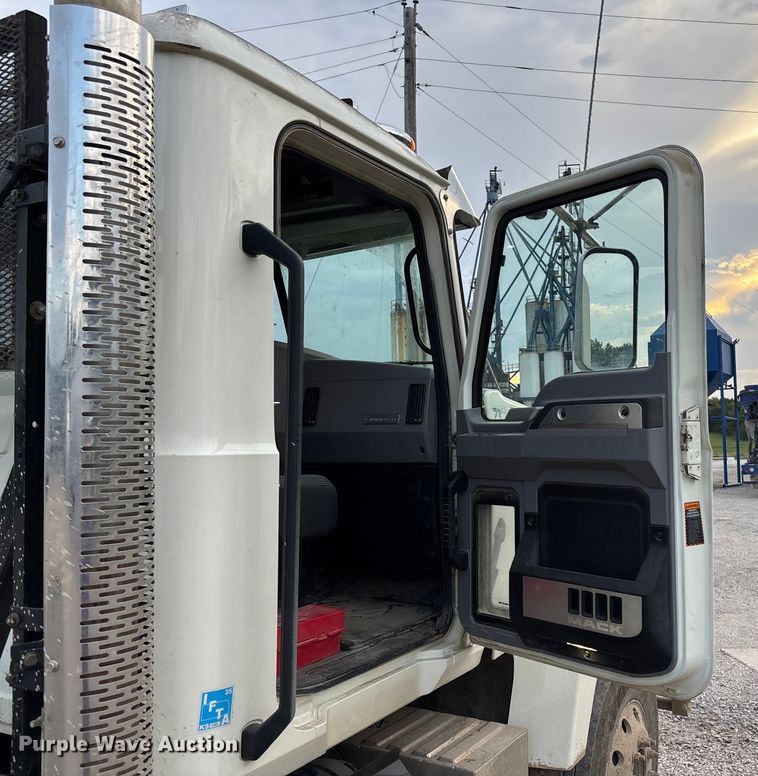 image for item DT3348 2020 Mack Pinnacle semi truck