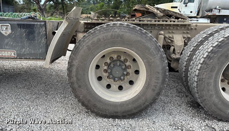 image for item DT3348 2020 Mack Pinnacle semi truck