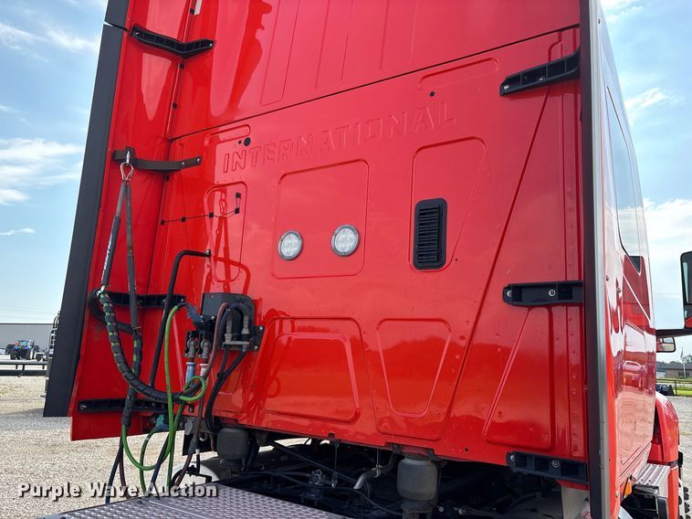 image for item DU1252 2021 International  LT625 semi truck