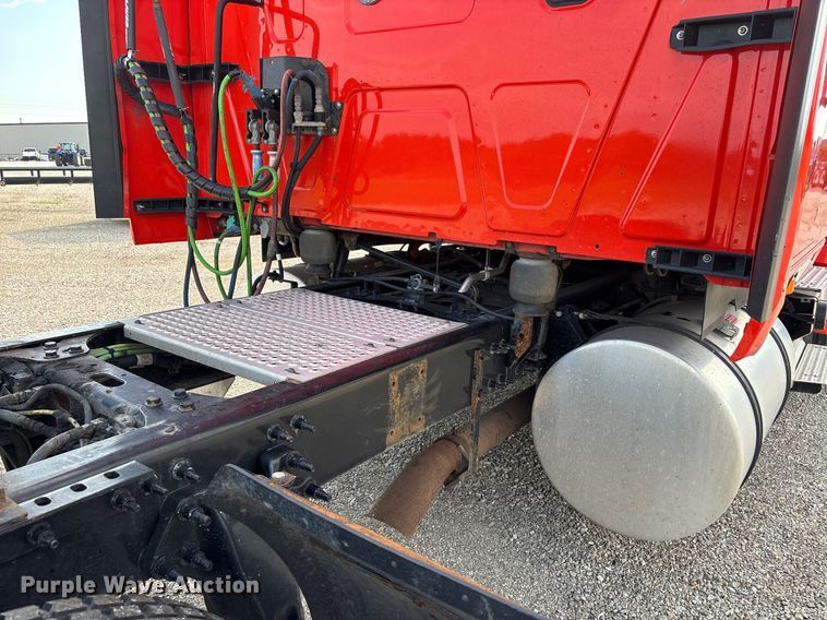 image for item DU1252 2021 International  LT625 semi truck