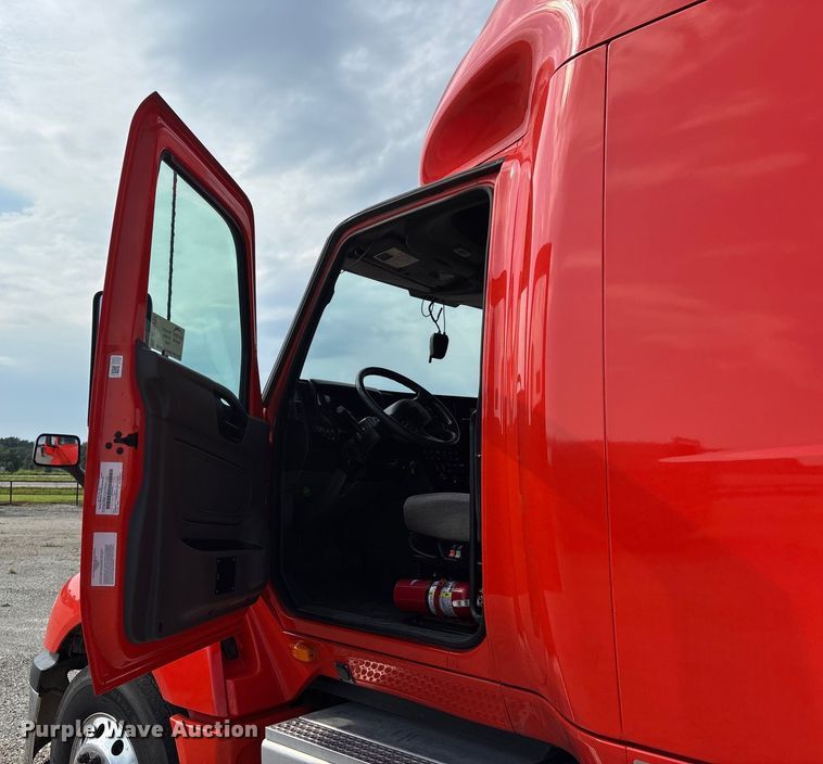 image for item DU1252 2021 International  LT625 semi truck