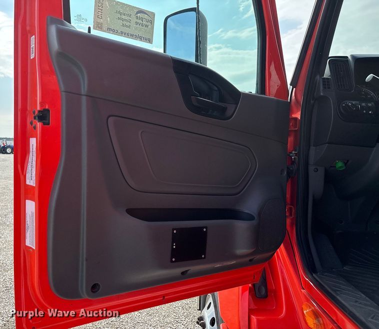 image for item DU1252 2021 International  LT625 semi truck