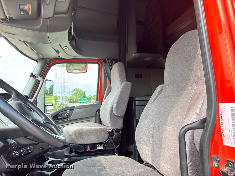 image for item DU1252 2021 International  LT625 semi truck