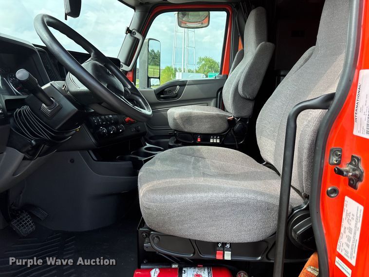 image for item DU1252 2021 International  LT625 semi truck