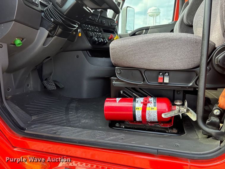 image for item DU1252 2021 International  LT625 semi truck