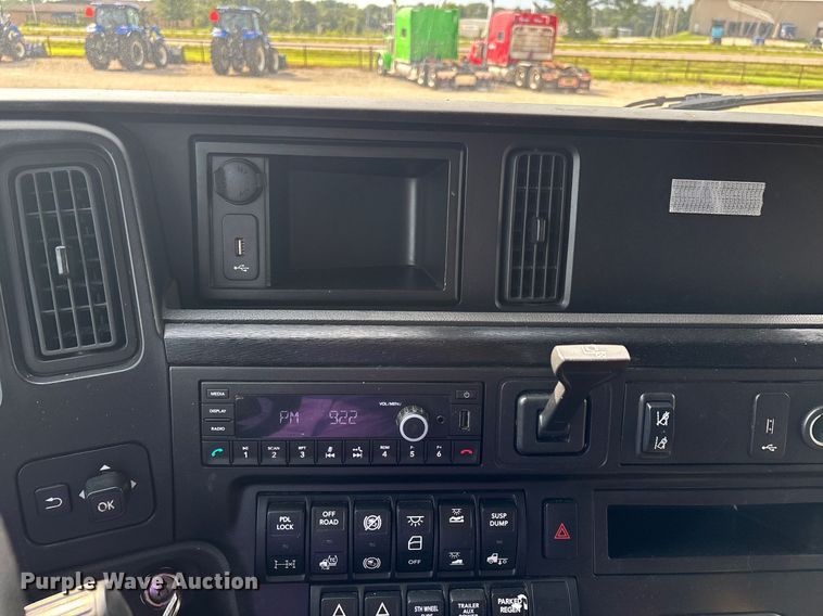 image for item DU1252 2021 International  LT625 semi truck