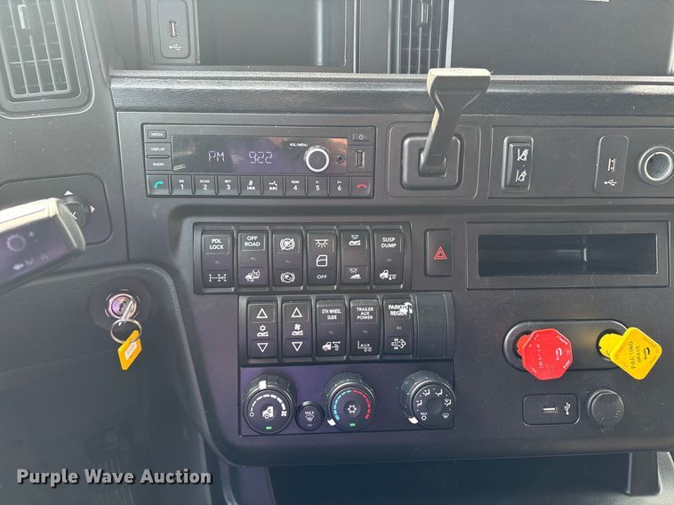 image for item DU1252 2021 International  LT625 semi truck