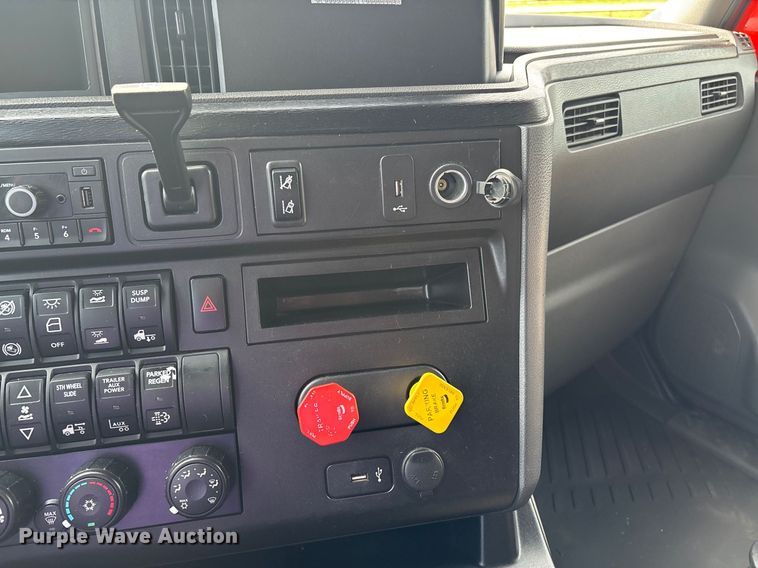 image for item DU1252 2021 International  LT625 semi truck