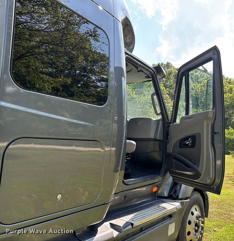 image for item DU1270 2016 International ProStar Plus semi truck