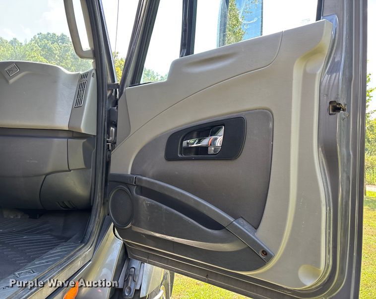 image for item DU1270 2016 International ProStar Plus semi truck