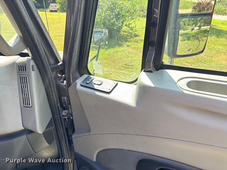 image for item DU1270 2016 International ProStar Plus semi truck