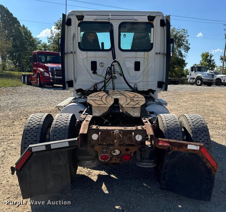 image for item DW3493 2012 Freightliner Cascadia semi truck