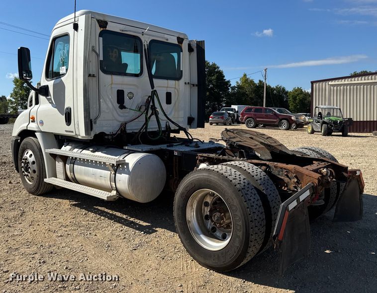 image for item DW3493 2012 Freightliner Cascadia semi truck