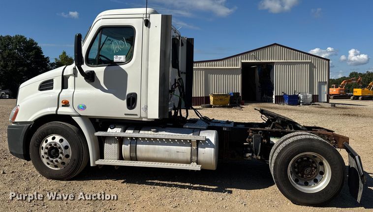 image for item DW3493 2012 Freightliner Cascadia semi truck