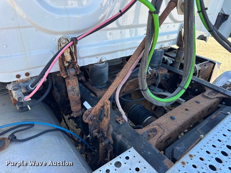 image for item DW3493 2012 Freightliner Cascadia semi truck